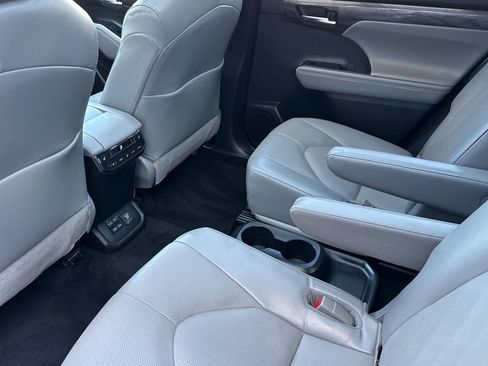 Used 2022 Toyota Highlander Platinum AWD/4WD image 12