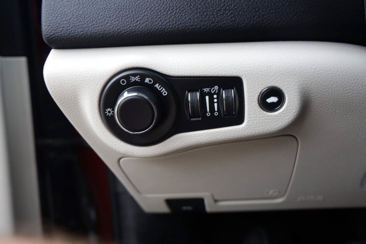 Used 2015 Chrysler 200 Limited w/ Convenience Group FWD image 40