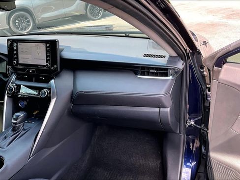 Used 2021 Toyota Venza LE image 17