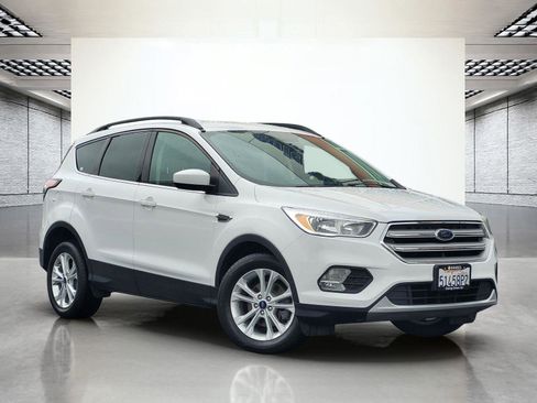 Used 2018 Ford Escape SE w/ SE Sync 3 Package FWD image 2