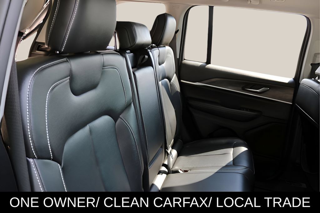Used 2024 Jeep Grand Cherokee Limited RWD image 16