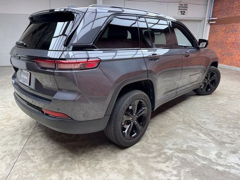Used 2023 Jeep Grand Cherokee Altitude image 5