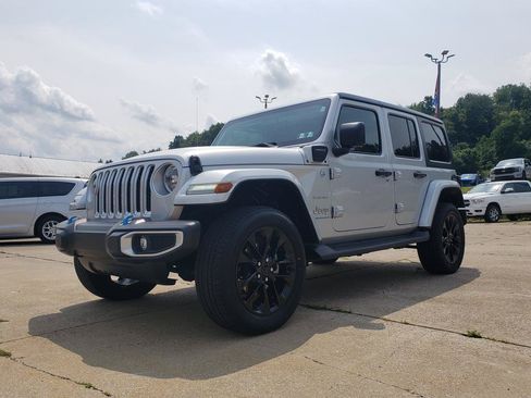 Used 2023 Jeep Wrangler Unlimited Sahara w/ Cold Weather Group AWD/4WD image 7