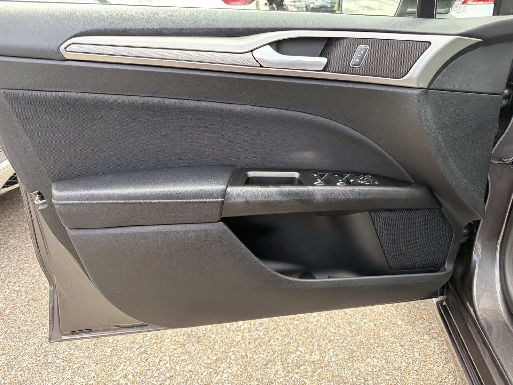 Used 2017 Ford Fusion SE w/ Fusion SE Technology Package FWD image 18