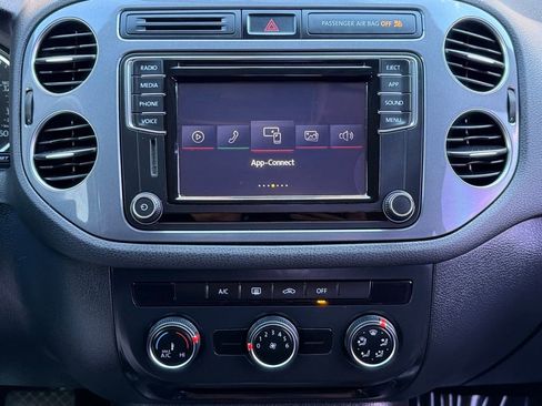 Used 2018 Volkswagen Tiguan Limited w/ Premium Package image 30