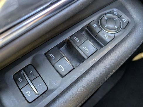 Used 2023 Chevrolet Suburban Premier image 25