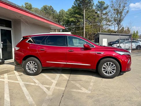 Used 2024 Buick Enclave Premium image 2