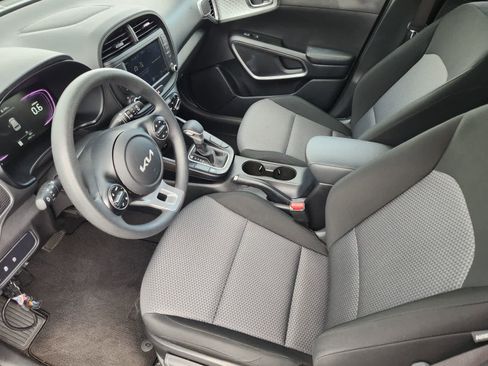 Used 2025 Kia Soul LX w/ LX Technology Package FWD image 2