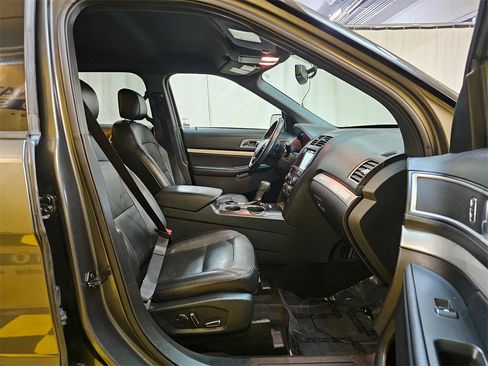 Used 2017 Ford Explorer XLT w/ Equipment Group 202A image 10
