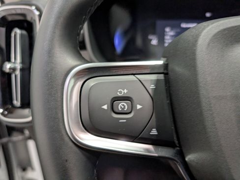 Used 2025 Volvo XC40 B5 Plus image 19