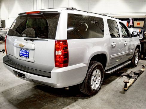 Used 2013 Chevrolet Suburban LT w/ Luxury Package AWD/4WD image 4