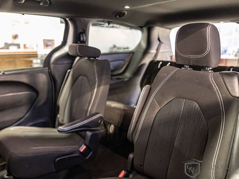 Used 2022 Chrysler Pacifica Touring image 32
