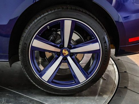Certified 2025 Porsche Macan AWD/4WD image 9