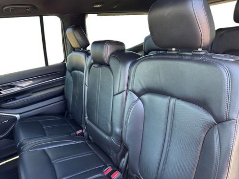 Used 2023 Jeep Wagoneer image 16