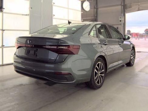 Used 2025 Volkswagen Jetta SE FWD image 4