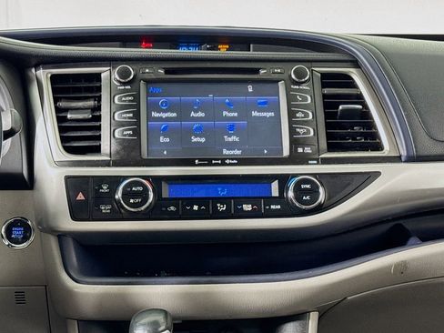 Used 2019 Toyota Highlander XLE AWD/4WD image 14