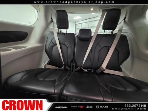 Used 2023 Chrysler Pacifica Touring-L FWD image 17