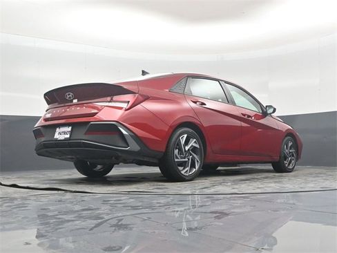 Used 2025 Hyundai Elantra SEL image 40