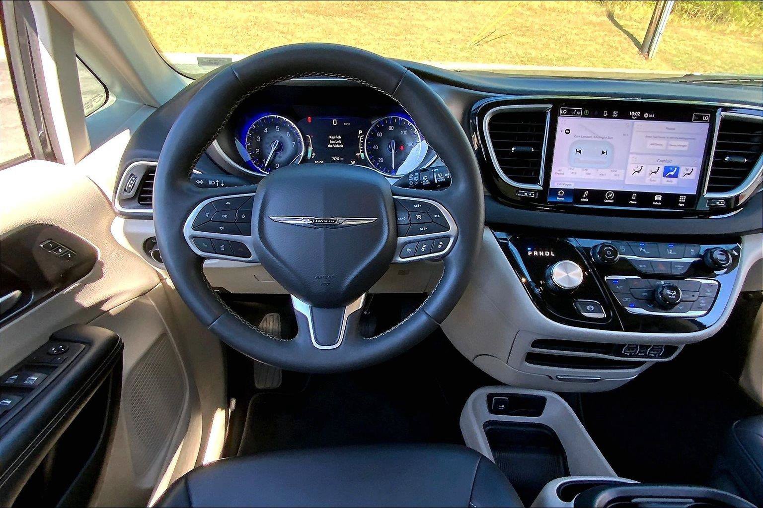 Used 2024 Chrysler Pacifica Touring-L FWD image 5