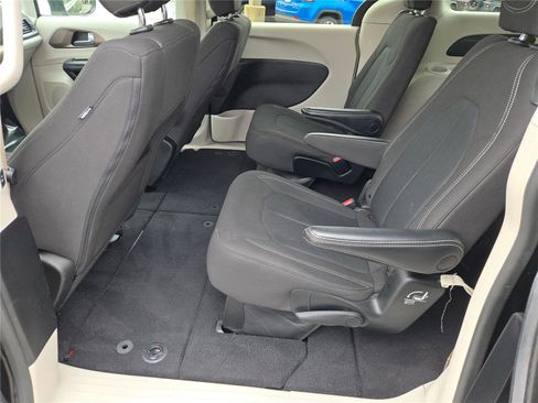 Certified 2023 Chrysler Voyager LX FWD image 21