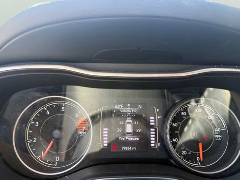 Used 2019 Jeep Cherokee Latitude Plus w/ Comfort/Convenience Group AWD/4WD image 18
