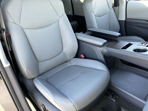 Used 2023 Toyota Sienna XLE w/ XLE Plus Package image 10