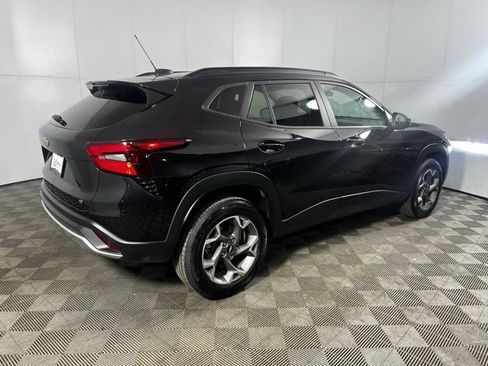 Used 2025 Chevrolet Trax LT image 3