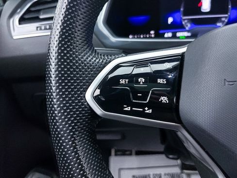 Used 2022 Volkswagen Tiguan SE R-Line image 31