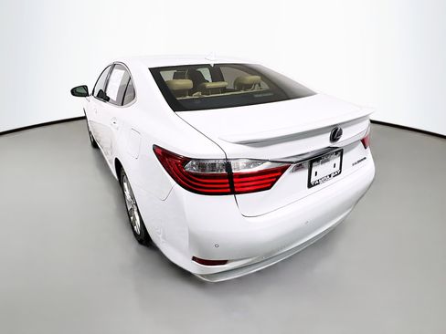 Used 2013 Lexus ES 300h image 8