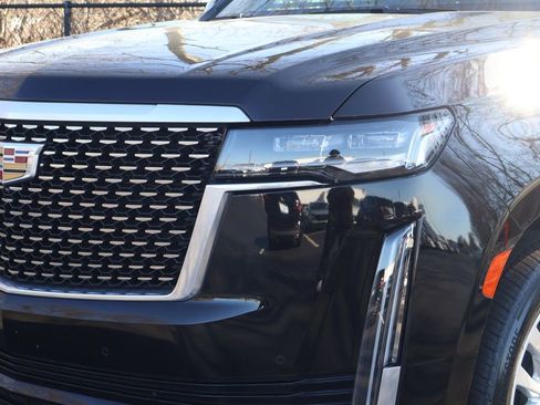 Used 2024 Cadillac Escalade ESV Luxury image 3