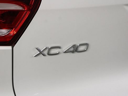 Certified 2025 Volvo XC40 B5 Plus image 19
