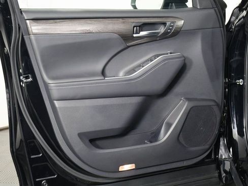 New 2026 Toyota Highlander Platinum AWD/4WD image 8