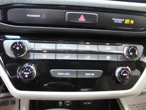 Used 2019 Kia Sedona LX image 15