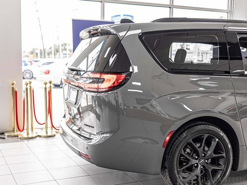 Used 2025 Chrysler Pacifica Limited FWD image 16