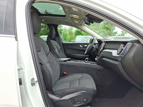 Used 2022 Volvo XC60 B5 Momentum image 15