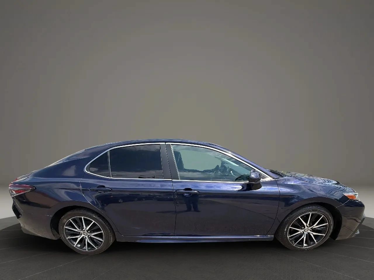 Used 2021 Toyota Camry SE FWD image 4
