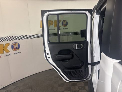 Used 2021 Jeep Gladiator Willys image 23