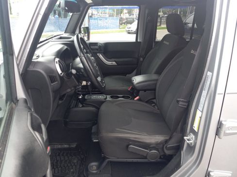 Used 2017 Jeep Wrangler Unlimited Sahara w/ Connectivity Group AWD/4WD image 5