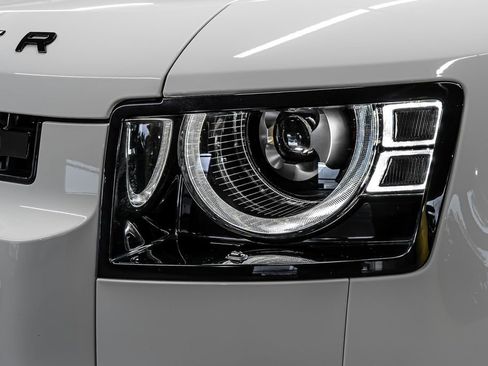 Used 2023 Land Rover Defender 130 X-Dynamic SE image 9