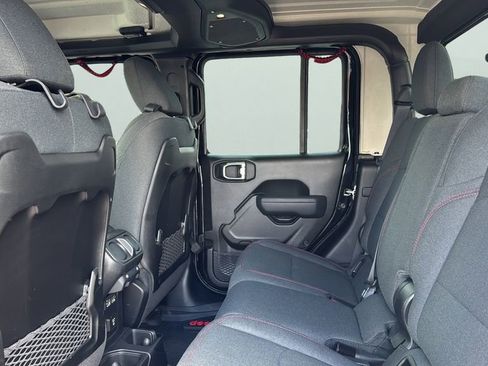 Used 2025 Jeep Gladiator Rubicon w/ Convenience Group AWD/4WD image 13