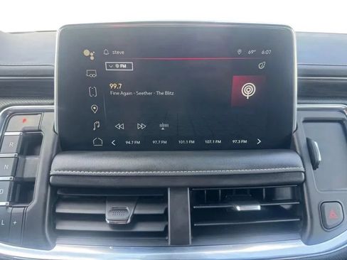 Used 2023 GMC Yukon XL SLT AWD/4WD image 30