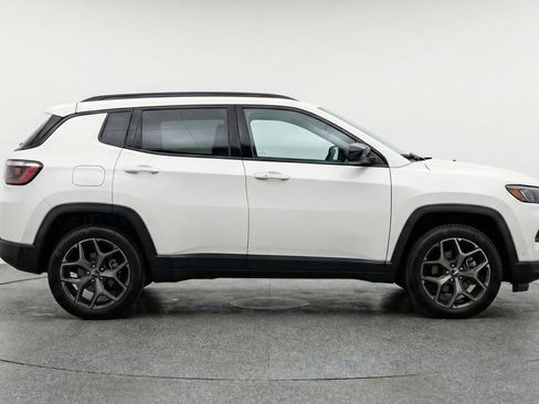 Used 2025 Jeep Compass Limited image 11