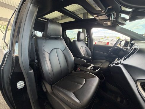 Used 2025 Chrysler Pacifica Select FWD image 29