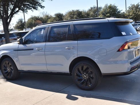 New 2025 Lincoln Navigator Reserve w/ Jet Appearance Package image 17