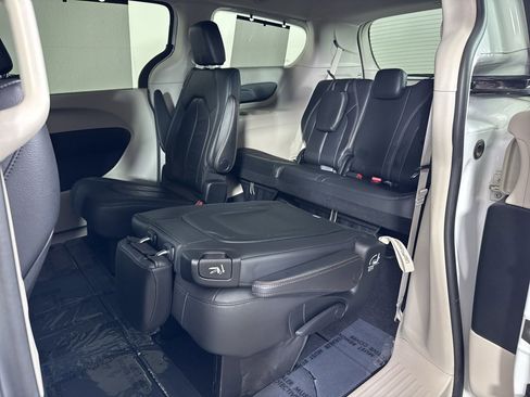 Used 2017 Chrysler Pacifica Touring-L image 10