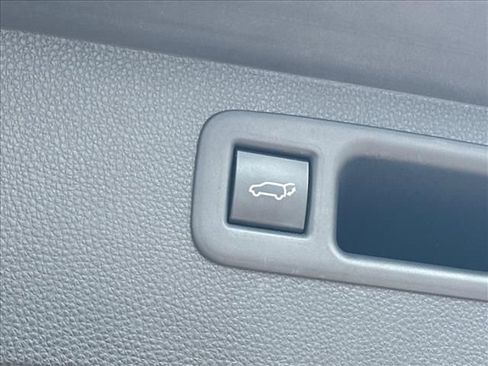 Used 2021 Toyota Highlander XLE FWD image 12
