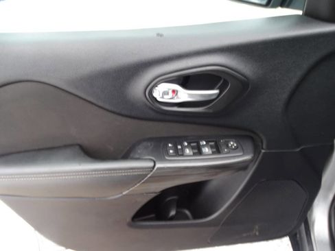 Used 2017 Jeep Cherokee Latitude w/ Comfort & Convenience Group image 17