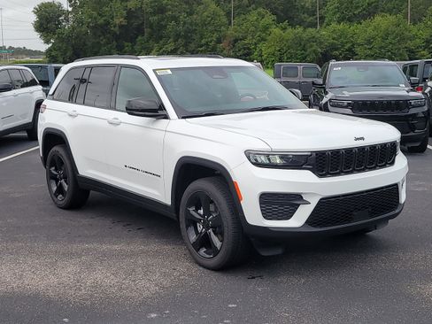 New 2025 Jeep Grand Cherokee Altitude image 2