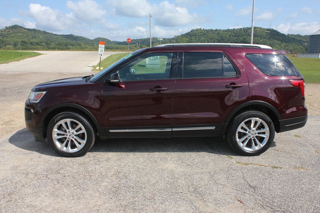 Used 2018 Ford Explorer XLT w/ Equipment Group 202A AWD/4WD image 8