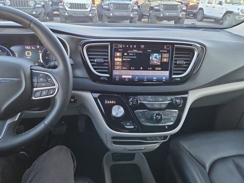 Used 2024 Chrysler Pacifica Touring-L image 21